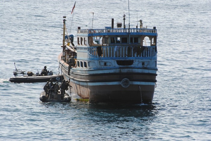 Lực lượng đặc nhiệm sử dụng xuồng cao tốc để kiểm tra 1 tàu dân sự di chuyển trên Vịnh Aden bị nghi là cướp biển.